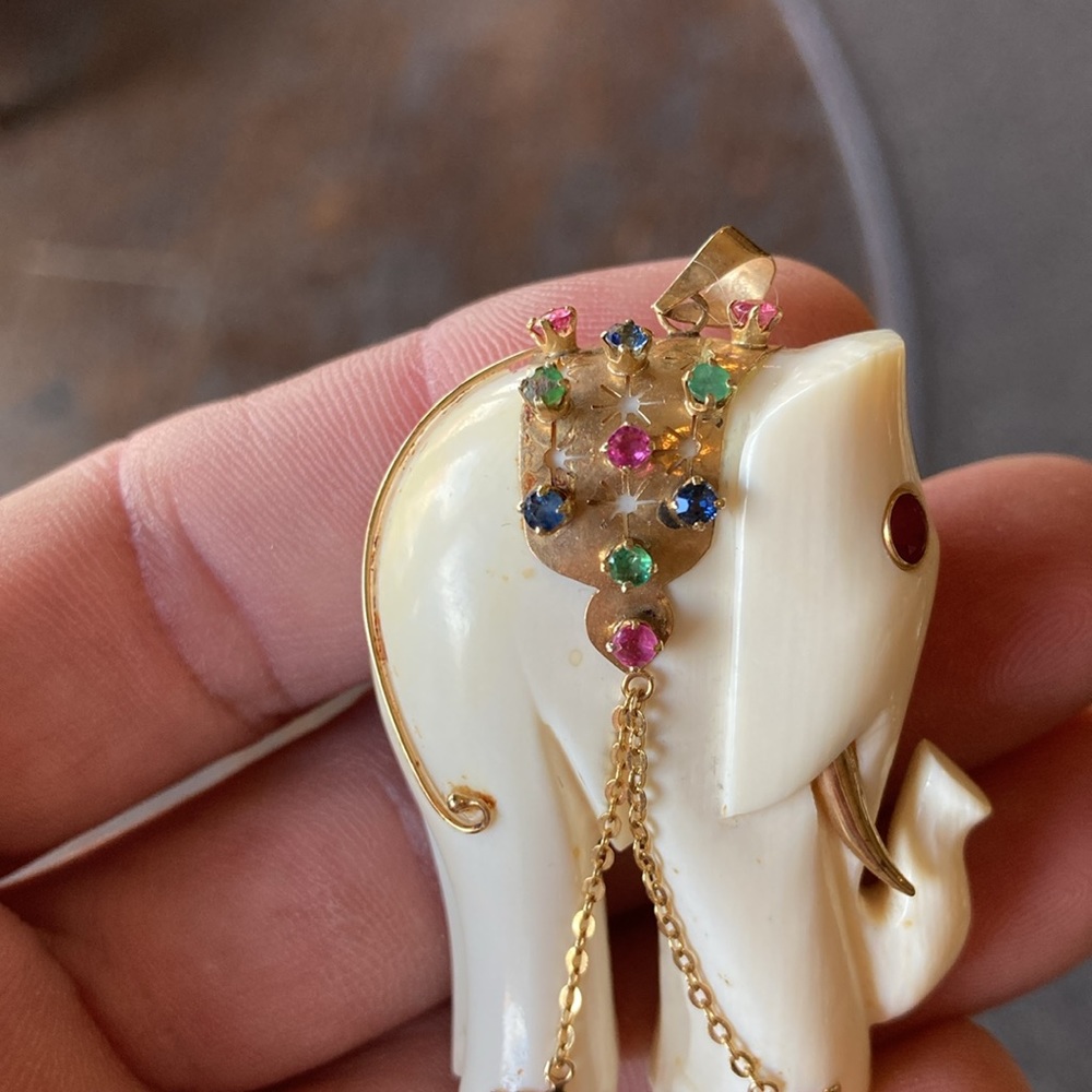 14kt gold with white bone/plastic ? elephant - Picture 6 of 9